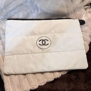 GWP CHANEL Beauté White Quilted CC Logo Zip Pouch with Black Accents